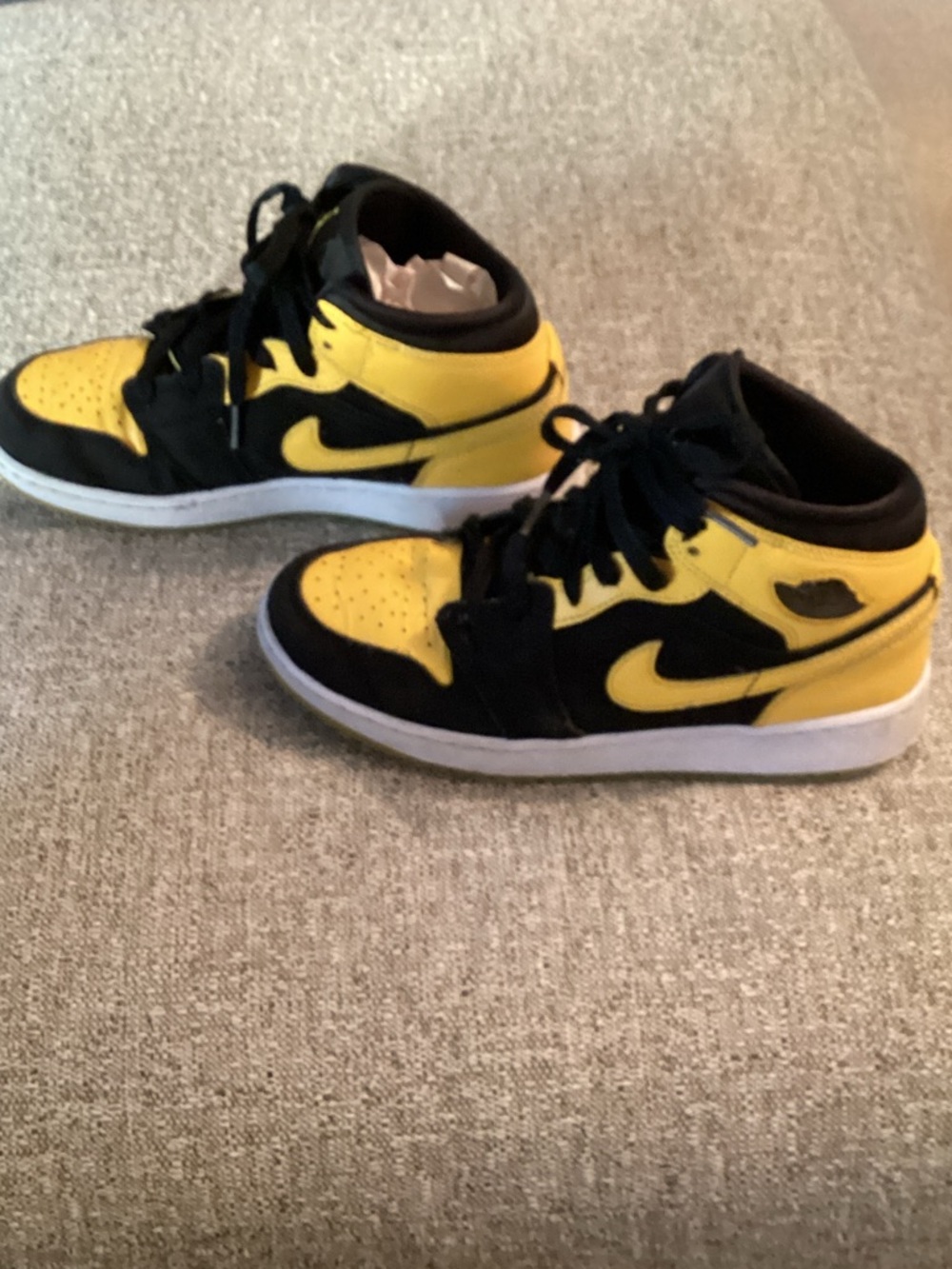 Jordan Kids' Yellow & Black High-Top Sneakers 📦 - Picture 2 of 8